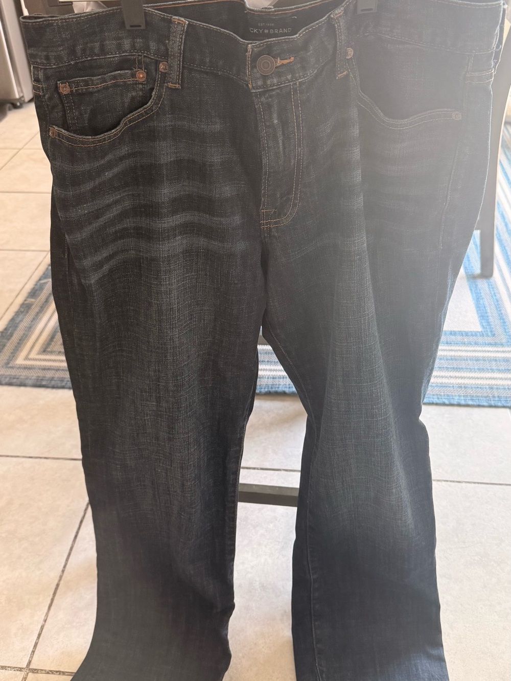 Lucky Brand Men’s Black Straight Jeans with Subtle Fading
